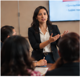 Facilitadora dirigiendo una sesión de capacitación